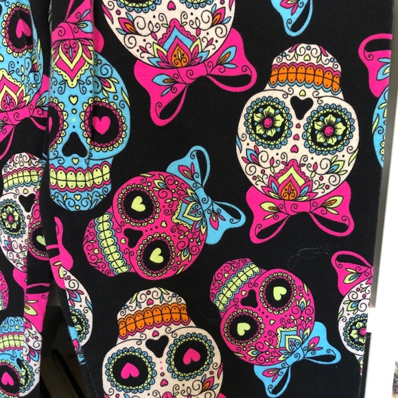 Skull design woman’s size small petite bundle set of 4. - Picture 8 of 11